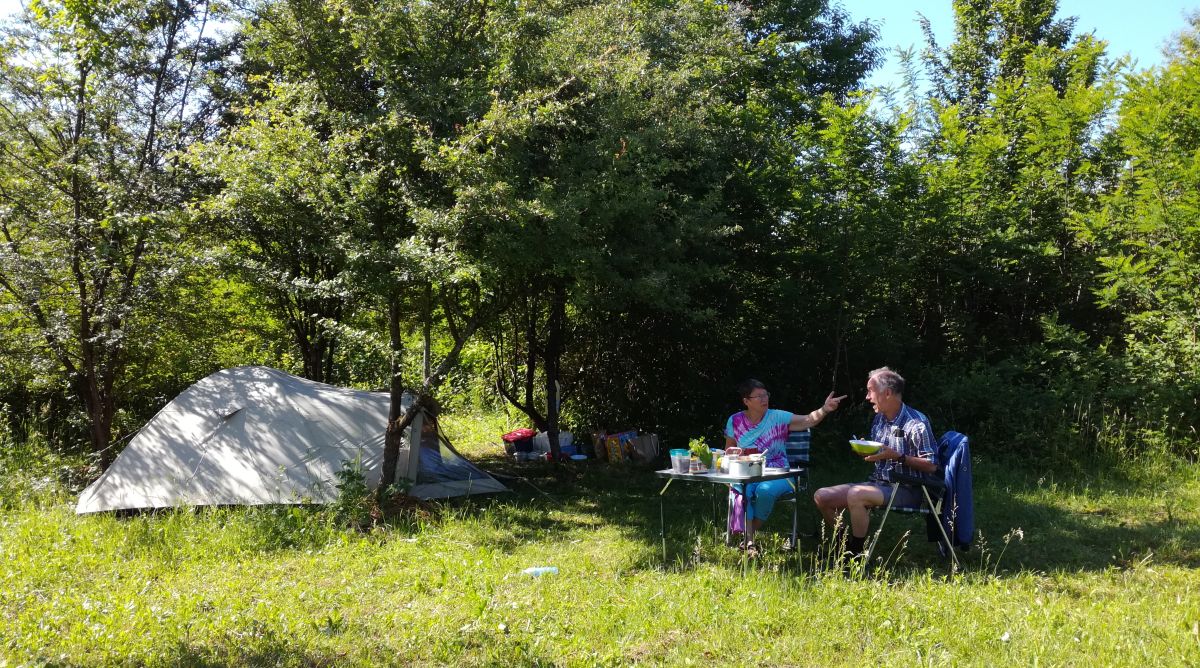 kleiner, ruhiger campingplatz in der natur